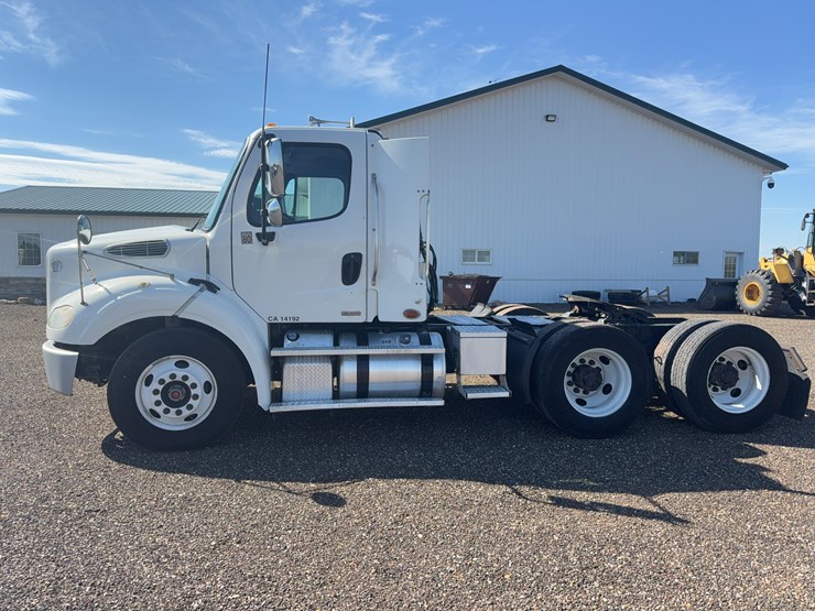 2012-freightliner-business-class-m2-112-day-cab-semi-image-2