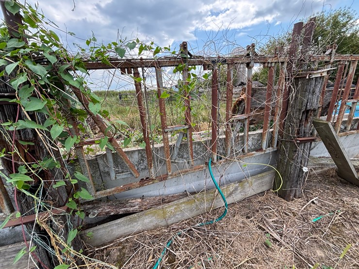 #2590-•-(4)-farm-shop-self-locking-head-gates-image-7