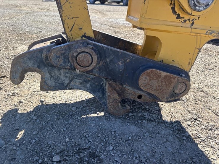 2012-caterpillar-420f-image-18