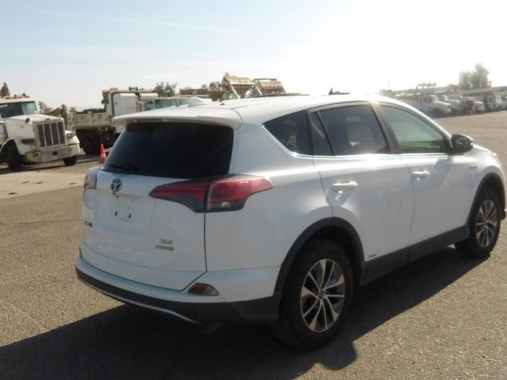 2018-toyota-rav4-image-3