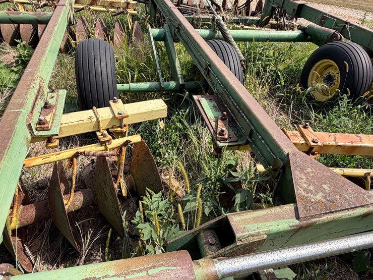 john-deere-220-image-24