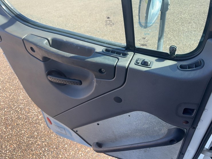 2012-freightliner-business-class-m2-112-day-cab-semi-image-36