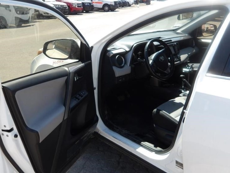 2016-toyota-rav4-image-19