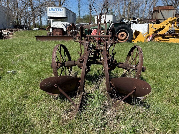 oliver-two-bottom-horse-drawn-walking-plow-with-no.-3-bottoms-image-12