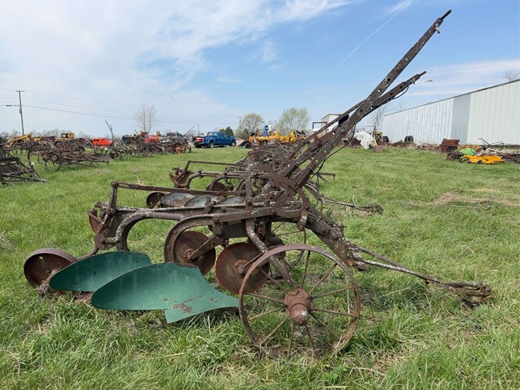 case-two-bottom-14”-pull-type-plow-image-2
