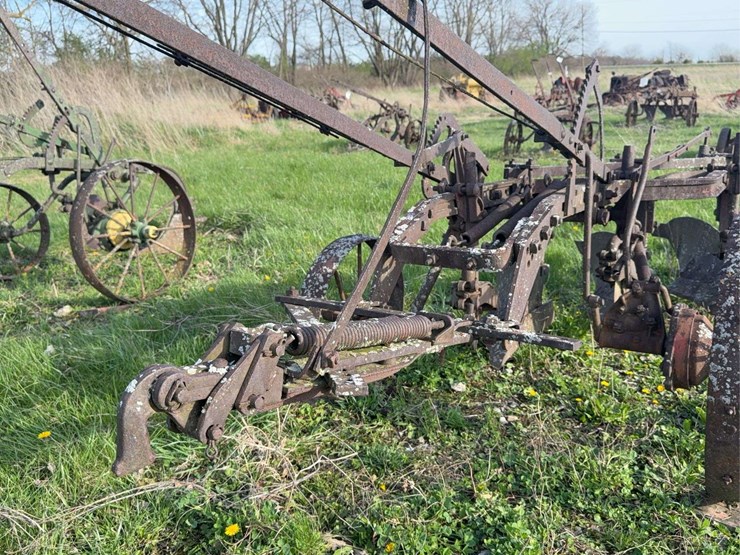 ihc-3-bottom-plow-image-11