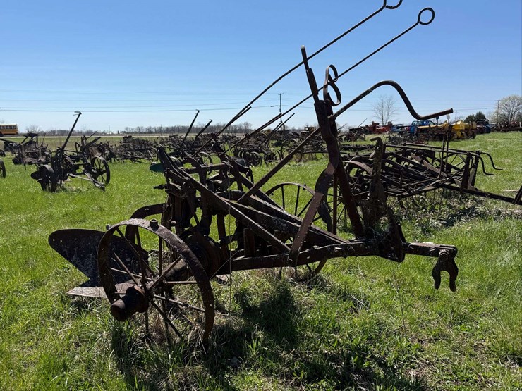 oliver-two-bottom-horse-drawn-walking-plow-with-no.-3-bottoms-image-4