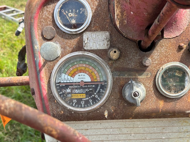 #2567-•-mccormick-farmall-560-gas-tractor-image-18