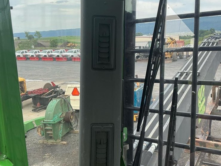 2015-deere-335d-image-27
