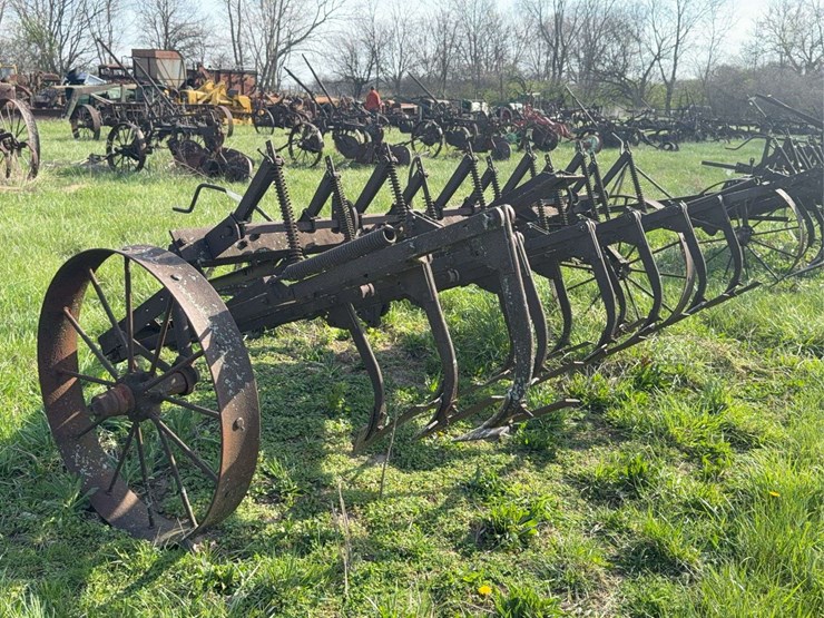 ihc-10ft-field-cultivator-image-6