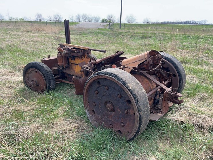 allis-chalmers-u-industrial-parts-tractor-image-3