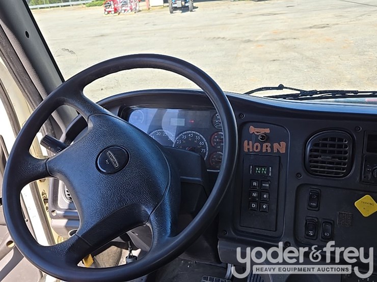 2013-freightliner-m2-106-image-35