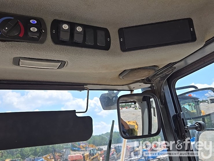 2020-caterpillar-cs56b-image-29