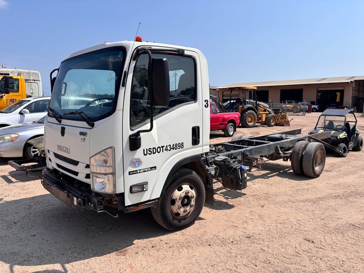 2016-isuzu-npr-image-1