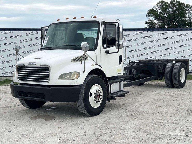 2006-freightliner-m2-106-image-1