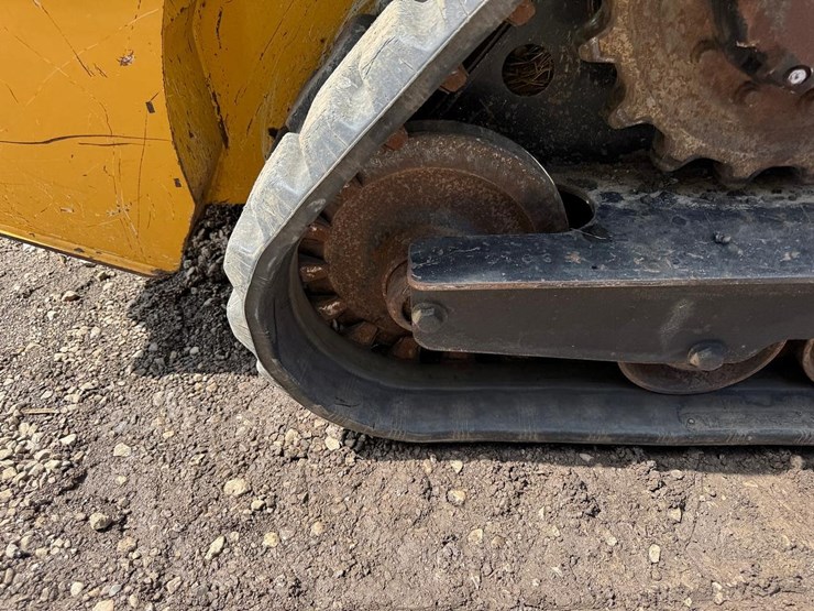 2017-deere-317g-image-19