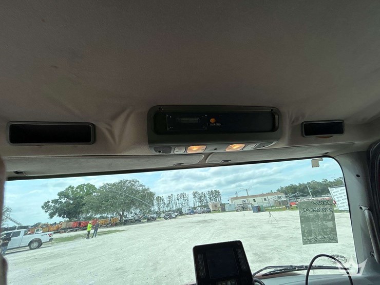 2005-freightliner-m2-106-image-19