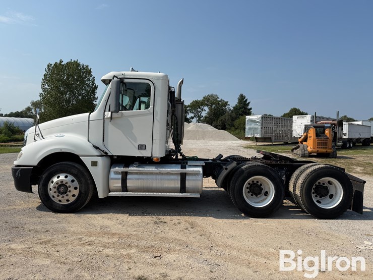 2007-freightliner-columbia-120-image-8