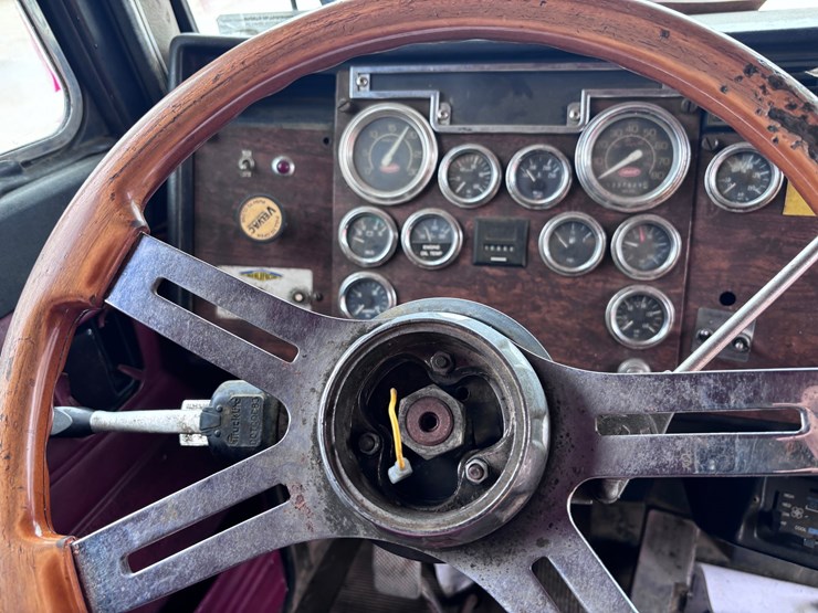 1994-peterbilt-377-image-11