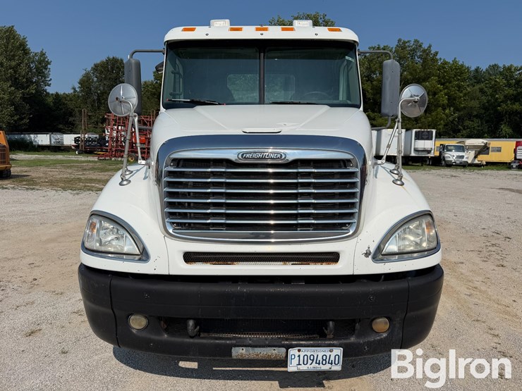 2007-freightliner-columbia-120-image-2