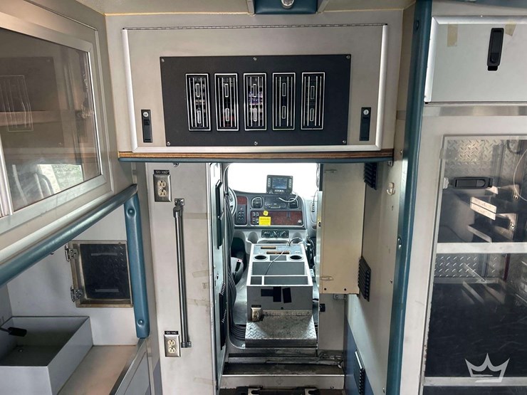 2005-freightliner-m2-106-image-29