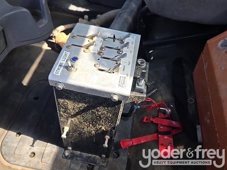 2013-freightliner-m2-106-image-40
