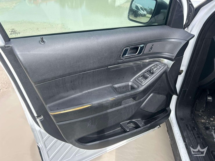 2016-ford-explorer-image-13