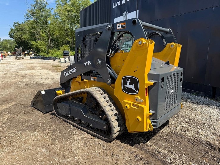 2024-deere-317g-image-2