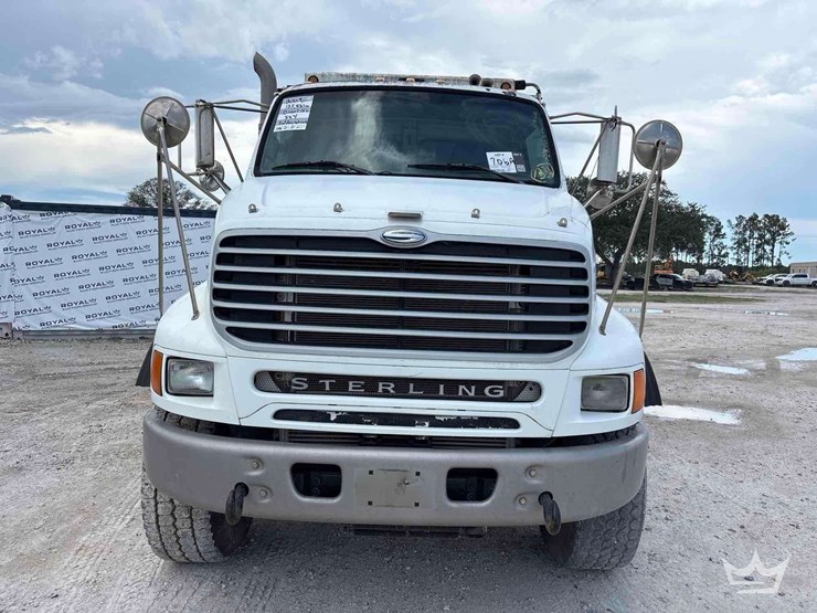 2009-sterling-l9500-image-30