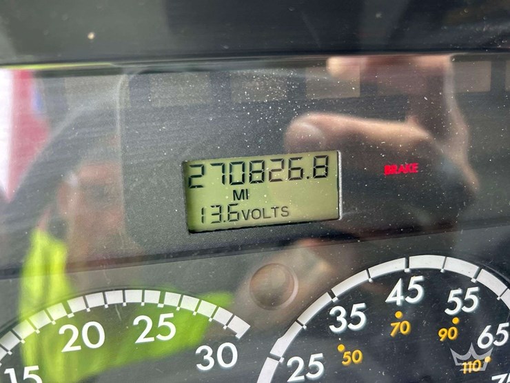 2005-freightliner-m2-106-image-6