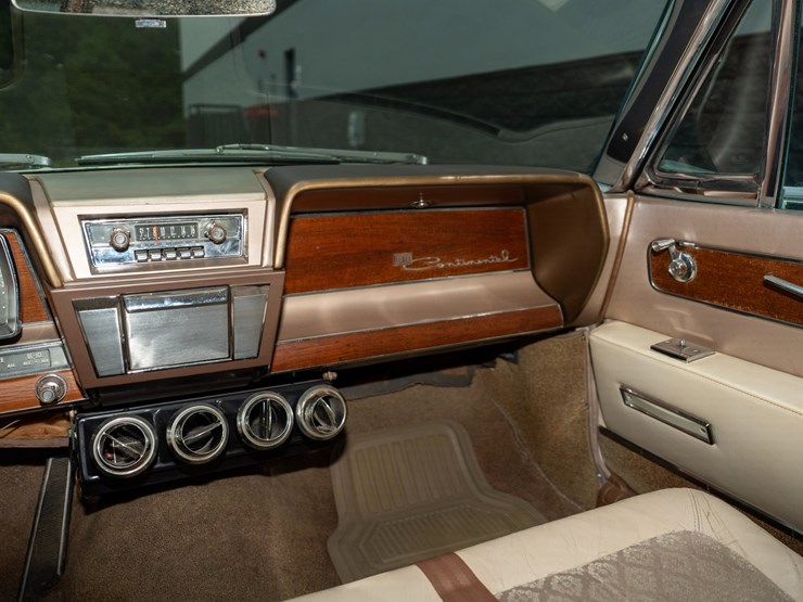 #111-•-1962-lincoln-continental-sedan-image-74