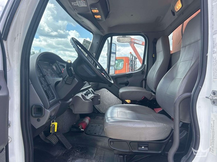 2016-freightliner-m2-106-image-15