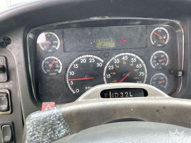 2006-freightliner-m2-106-image-12