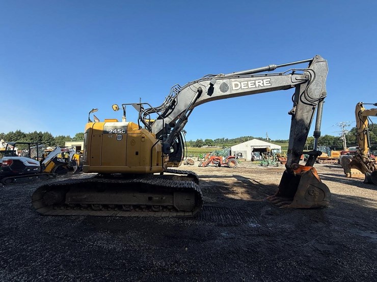 2016-deere-245g-lc-image-5