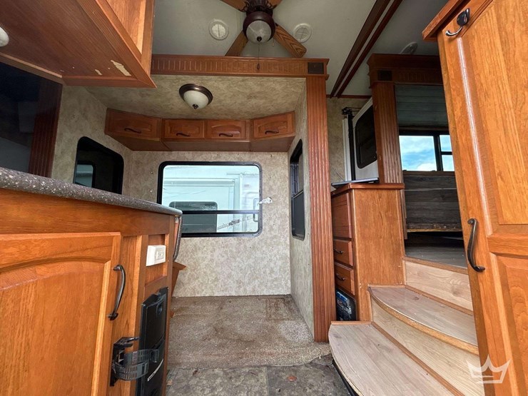 2012-keystone-montana-5th-wheel-t/a-travel-trailer-image-7