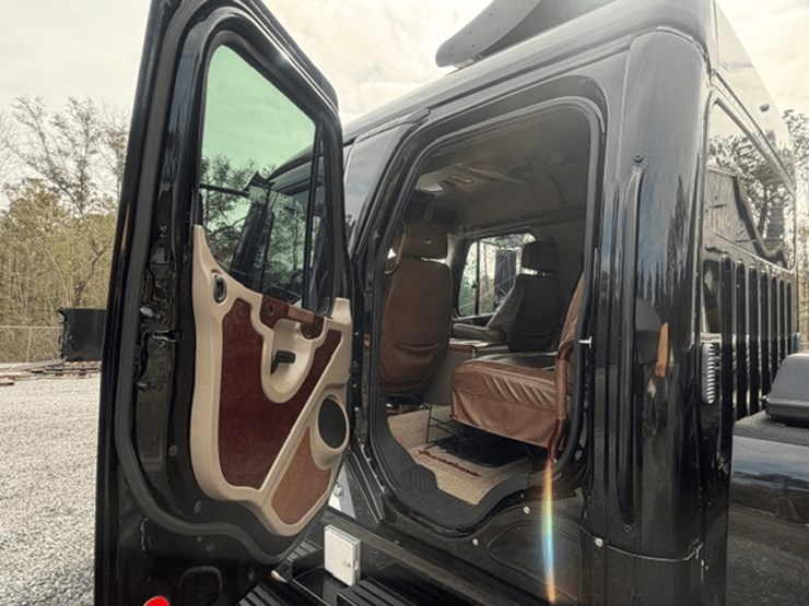 2009-freightliner-m2-106-image-22