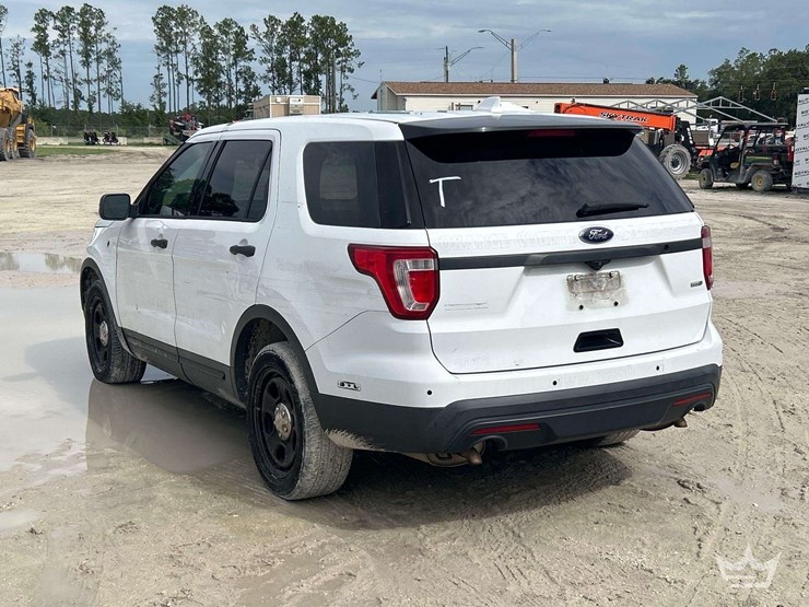 2016-ford-explorer-image-2