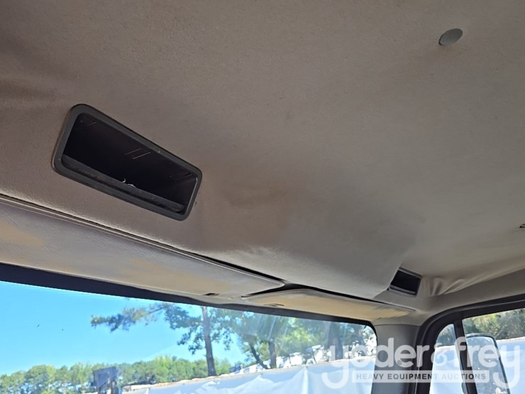 2013-freightliner-m2-106-image-36