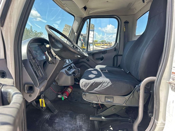 2017-freightliner-m2-106-image-16