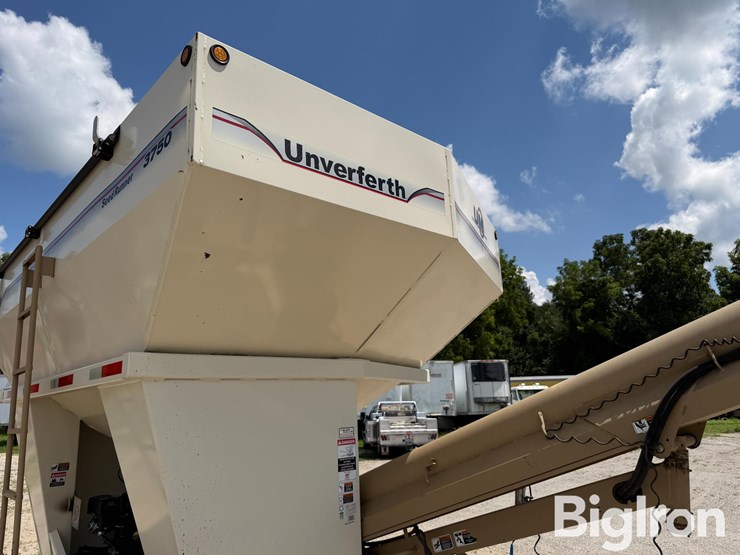 2011-unverfeth-seed-runner-3750-tri/a-two-compartment-seed-tender-image-18