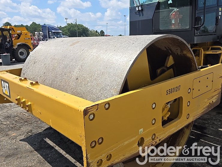 2020-caterpillar-cs56b-image-10