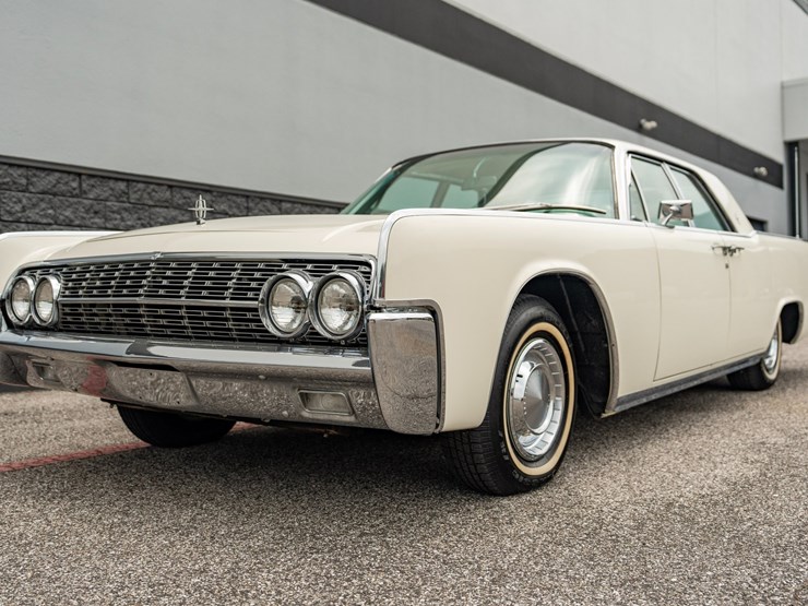 #111-•-1962-lincoln-continental-sedan-image-1