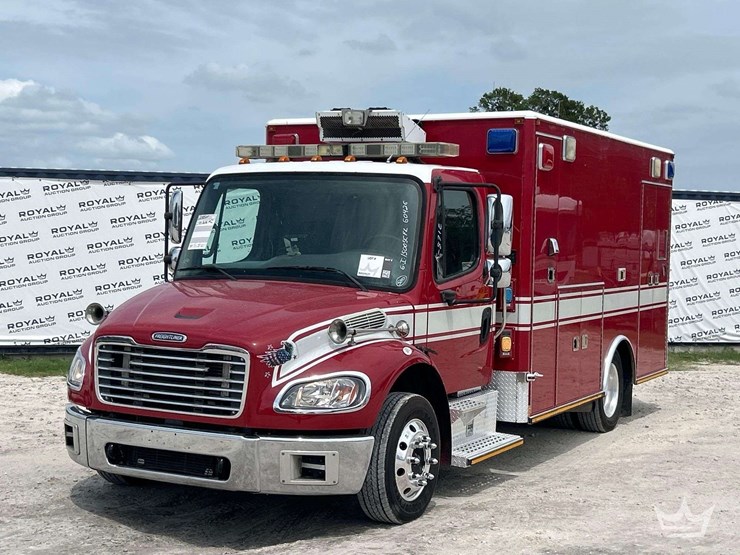 2005-freightliner-m2-106-image-1