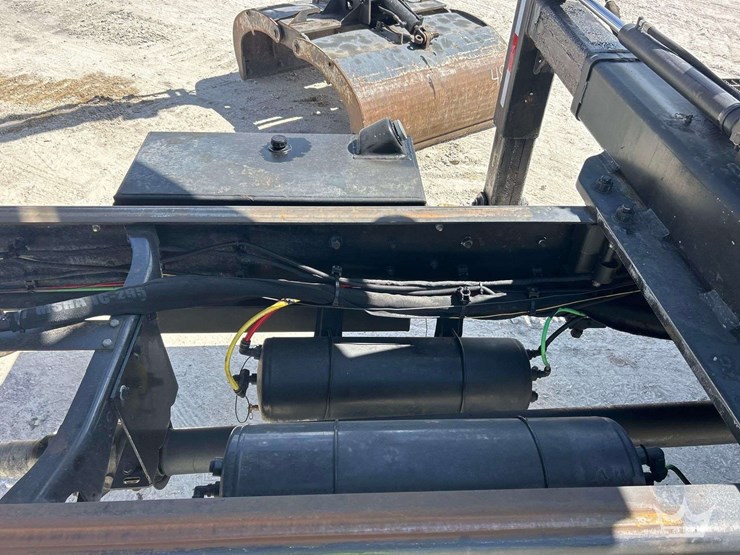 2017-freightliner-m2-106-image-36