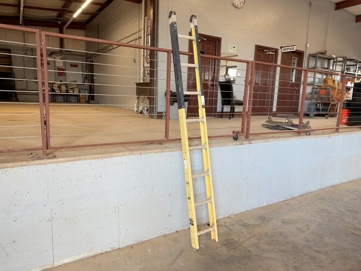 werner-8'-fiberglass-ladder-image-1