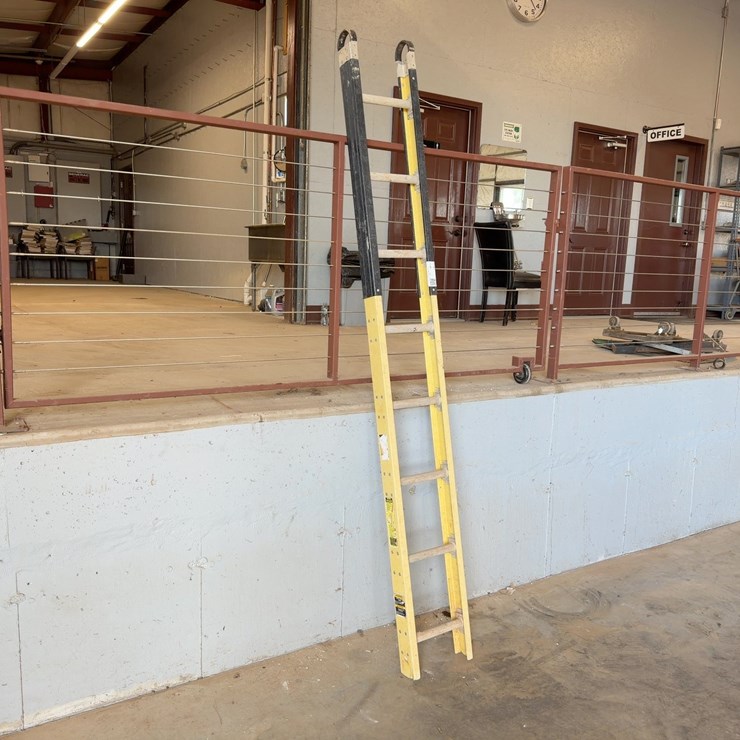 WERNER 8' FIBERGLASS LADDER