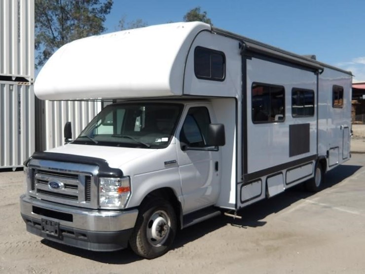 2021-ford-e450-image-1