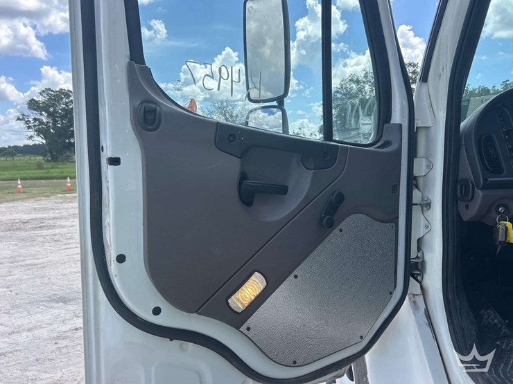 2016-freightliner-m2-106-image-14