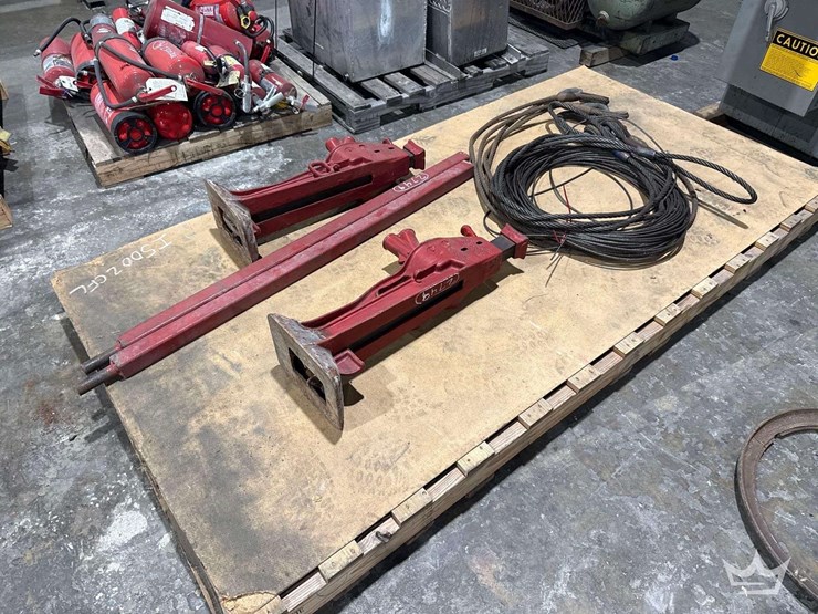 pallet-of-farm-jacks-and-lifting-cable-image-4