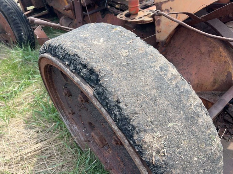 allis-chalmers-u-industrial-parts-tractor-image-30